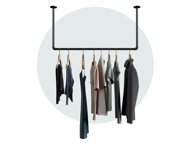 Kleiderstange Deckenmontage mit Kleidung