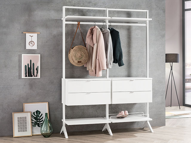 Kleiderstange Freistehend in Ankleidezimmer mit Standsäule