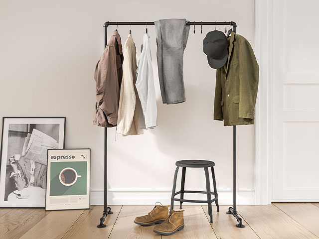 Kleiderstange Freistehend mit Kleidung