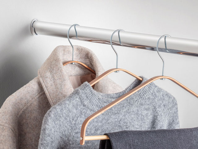 Kleiderstange Wandmontage mit Kleidung