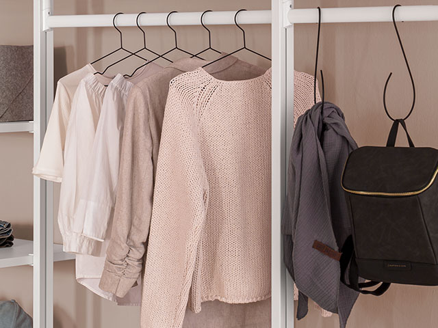 Kleiderstange Säulenmontage mit Kleidung