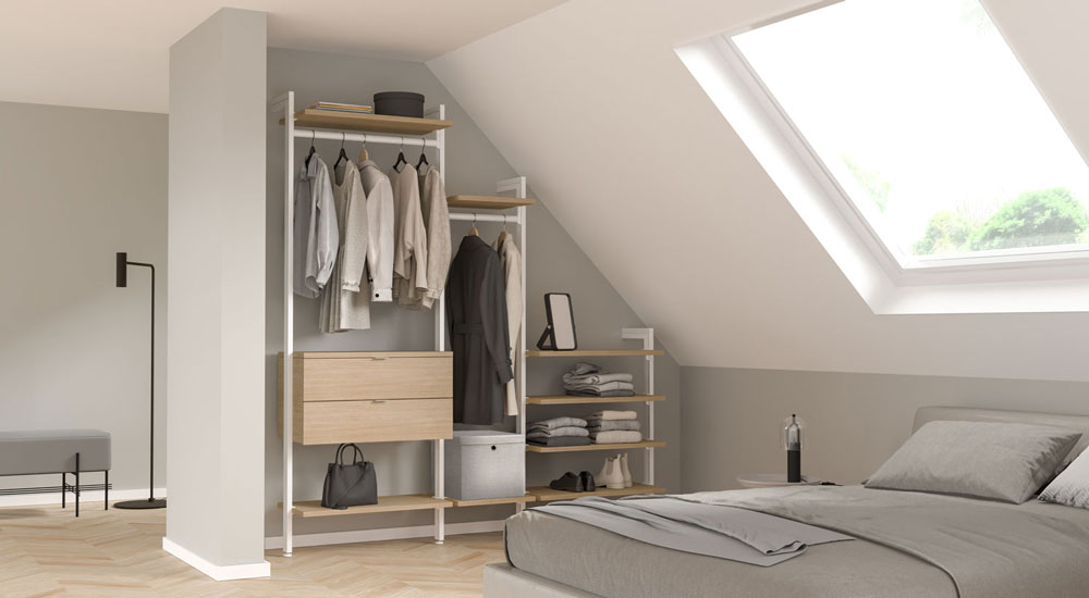 Kleine Ankleide unter einer Dachschräge im Schlafzimmer
