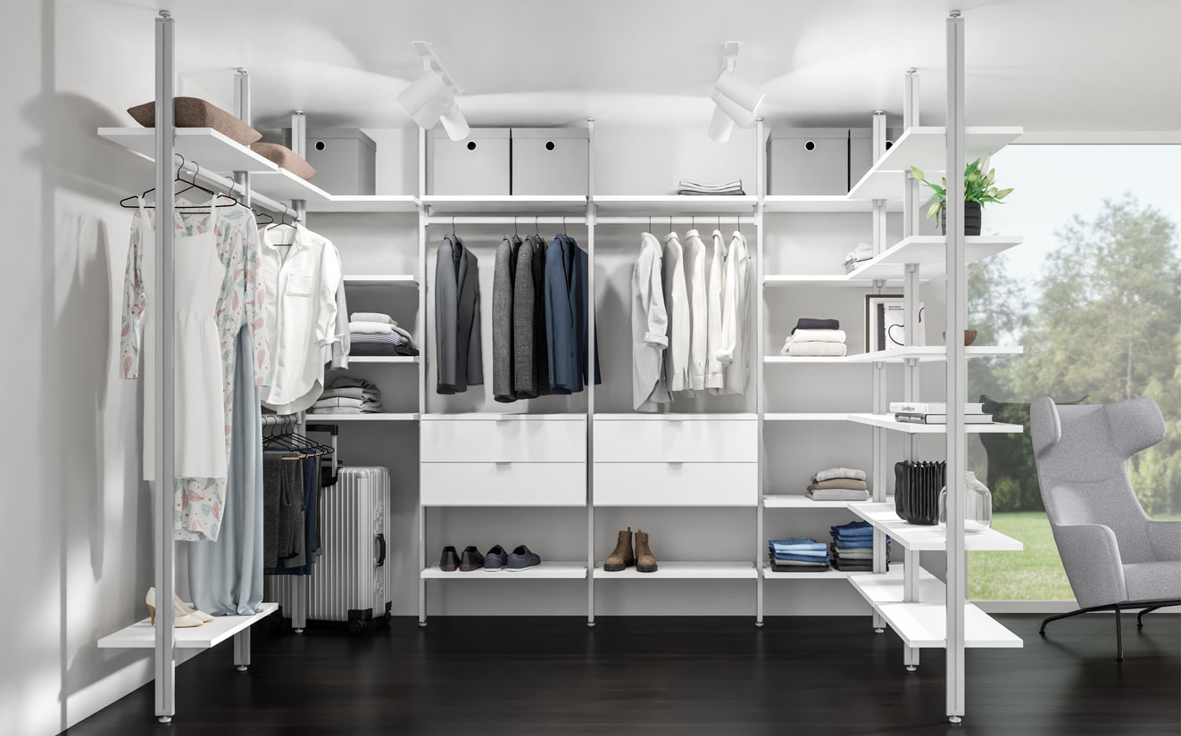 Begehbarer Kleiderschrank mit Eckregalen in weiß/silber Begehbarer Kleiderschrank mit Eckregalen in weiß/silber