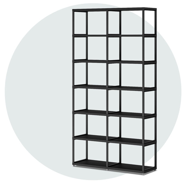 Luftiges Standregal in schwarz mit Metallrahmen und Holzböden