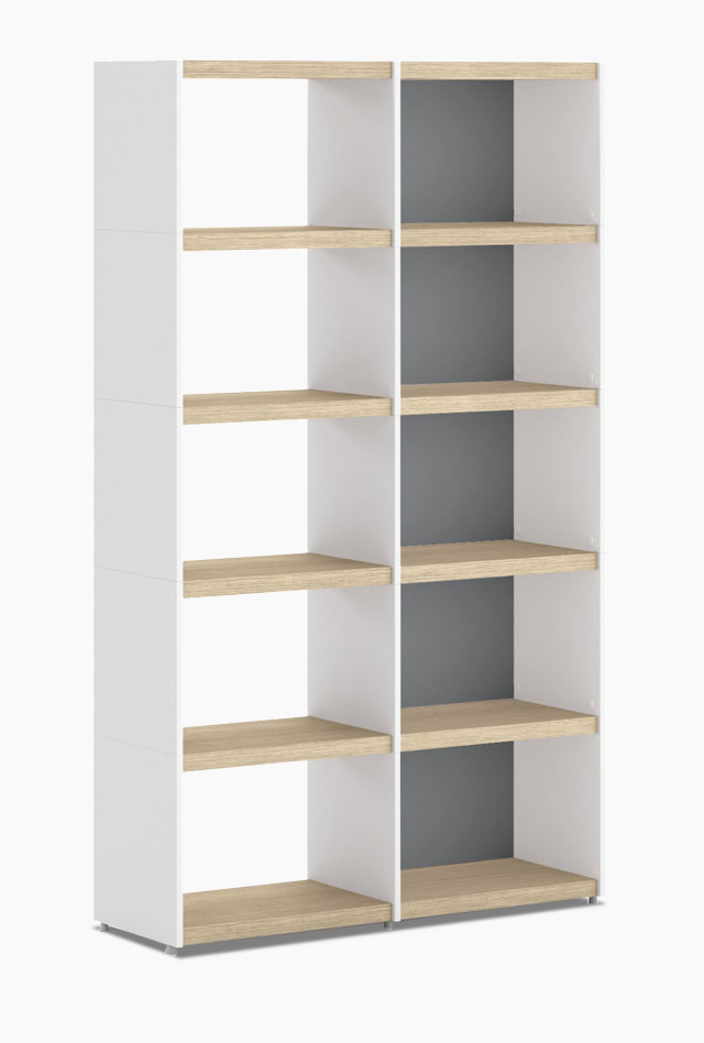 Regalturm mit weißen Seitenteilen und Regalböden mit Holzstruktur