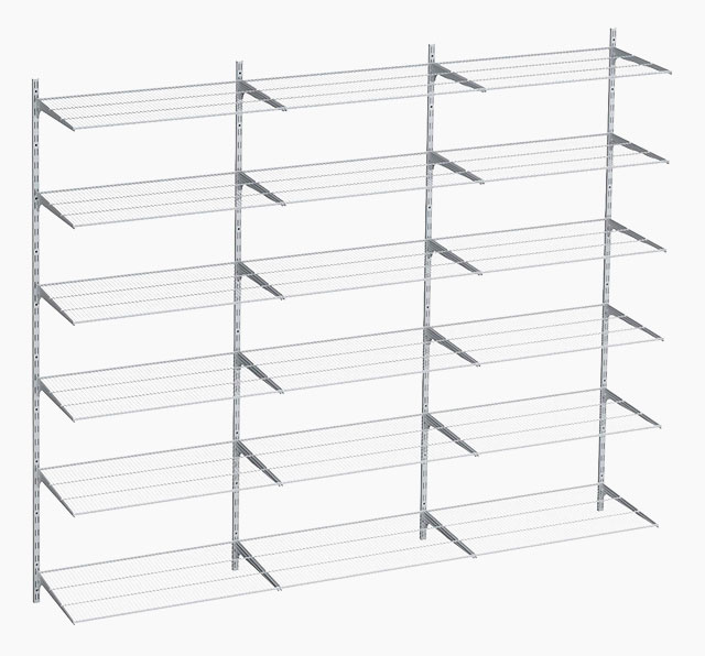 Luftiges wandmontiertes Regalsystem mit vertikalen, weißen Metallstreben und sechs Ebenen mit Drahtböden