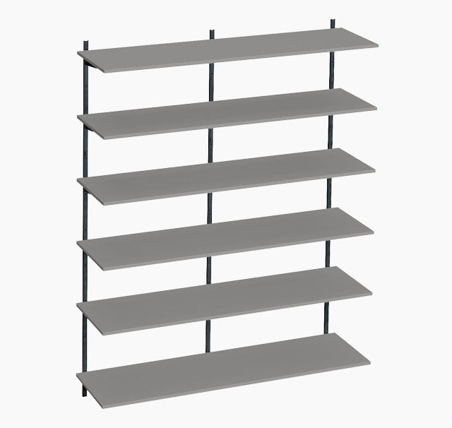 Schlichtes Regal mit sechs horizontalen, grauen Regalbbodenebenen, getragen von einer stabilen, schwarzen Metallstruktur mit vertikalen Streben