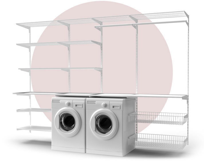 Eine weiße Werkzeugwand mit perforierter Oberfläche, ausgestattet mit verschiedenen Haken, Halterungen und Ablagen