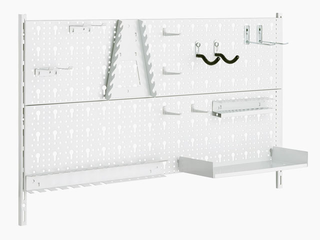 Eine weiße Werkzeugwand mit perforierter Oberfläche, ausgestattet mit verschiedenen Haken, Halterungen und Ablagen