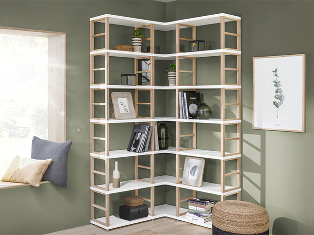 Eckregal Holz mit Büchern und Deko