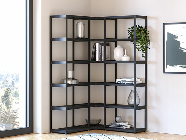 Eckregal Metall mit Pflanzen und Deko