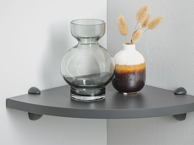 Eckregal schwarz mit Deko