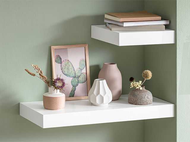 Eck Wandregal mit Büchern und Deko