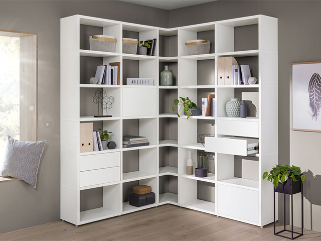 Eckregal weiß mit Pflanzen und Deko