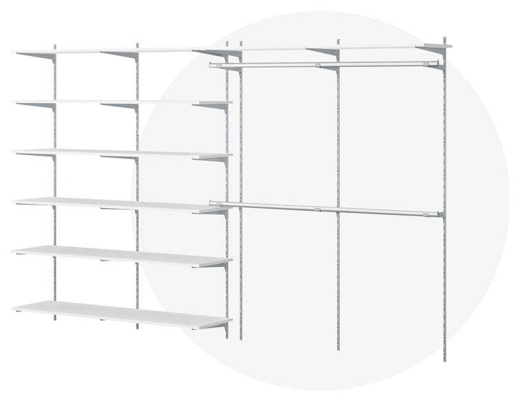 Schranksystem mit 2 Spalten weißer Holzböden und 2 Spalten Kleiderstangen sowie Metallstreben zur Wandmontage