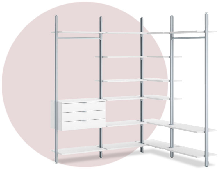 Modulares Eck-Schranksystem mit silbernen Deckensäulen, weißen Regalböden, Schubladenelement und Kleiderstangen