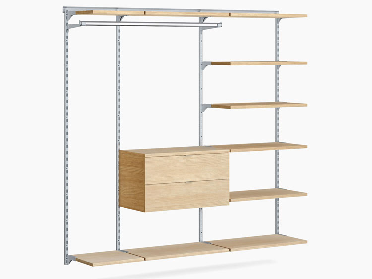 Modulares Wandregalsystem mit grauen Metallleisten, Kleiderstangen, sowie Holzböden und Schubladenelement in Eicheoptik