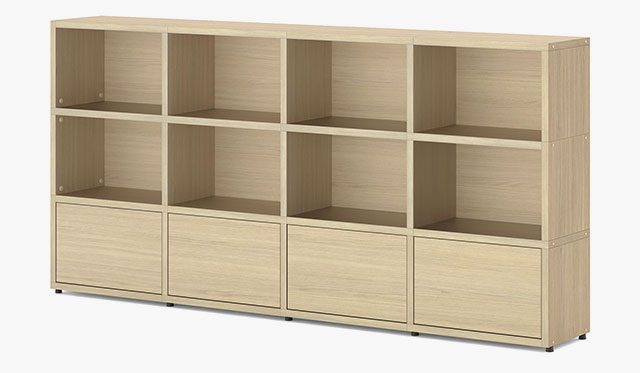 Sideboard aus hellem Holz mit zwei offenen Würfelebenen und einer Reihe mit Eichetüren