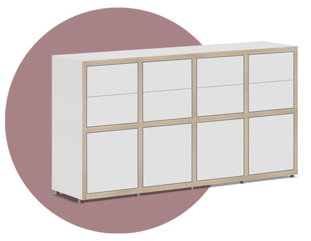 Weißes Sideboard bestehend aus acht Würfeln mit Holzkanten, vier Schubladeneinsätzen und vier Türen mit weißer Front