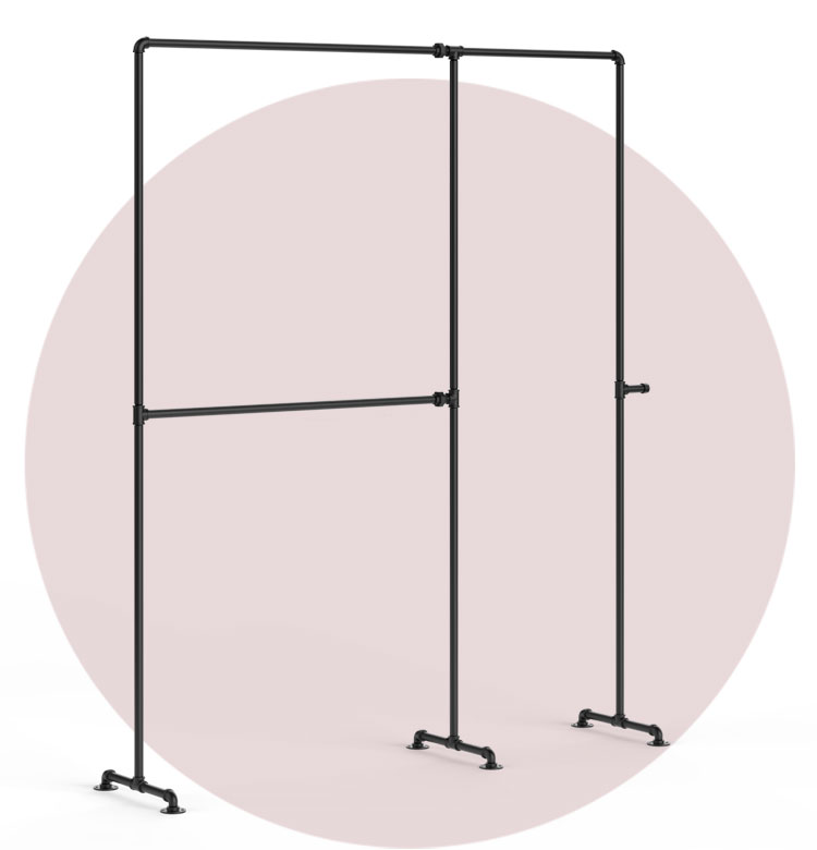 Freistehender schwarzer Kleiderständer aus Metallrohren mit drei horizontalen Rohren zum Aufhängen von Kleidung