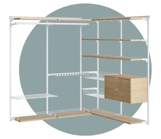 Ein Eckregalsystem mit weißen Metallleisten, Drahtkörben und Kleiderstangen sowie Holzböden und Schubladenelementen in Eicheoptik.