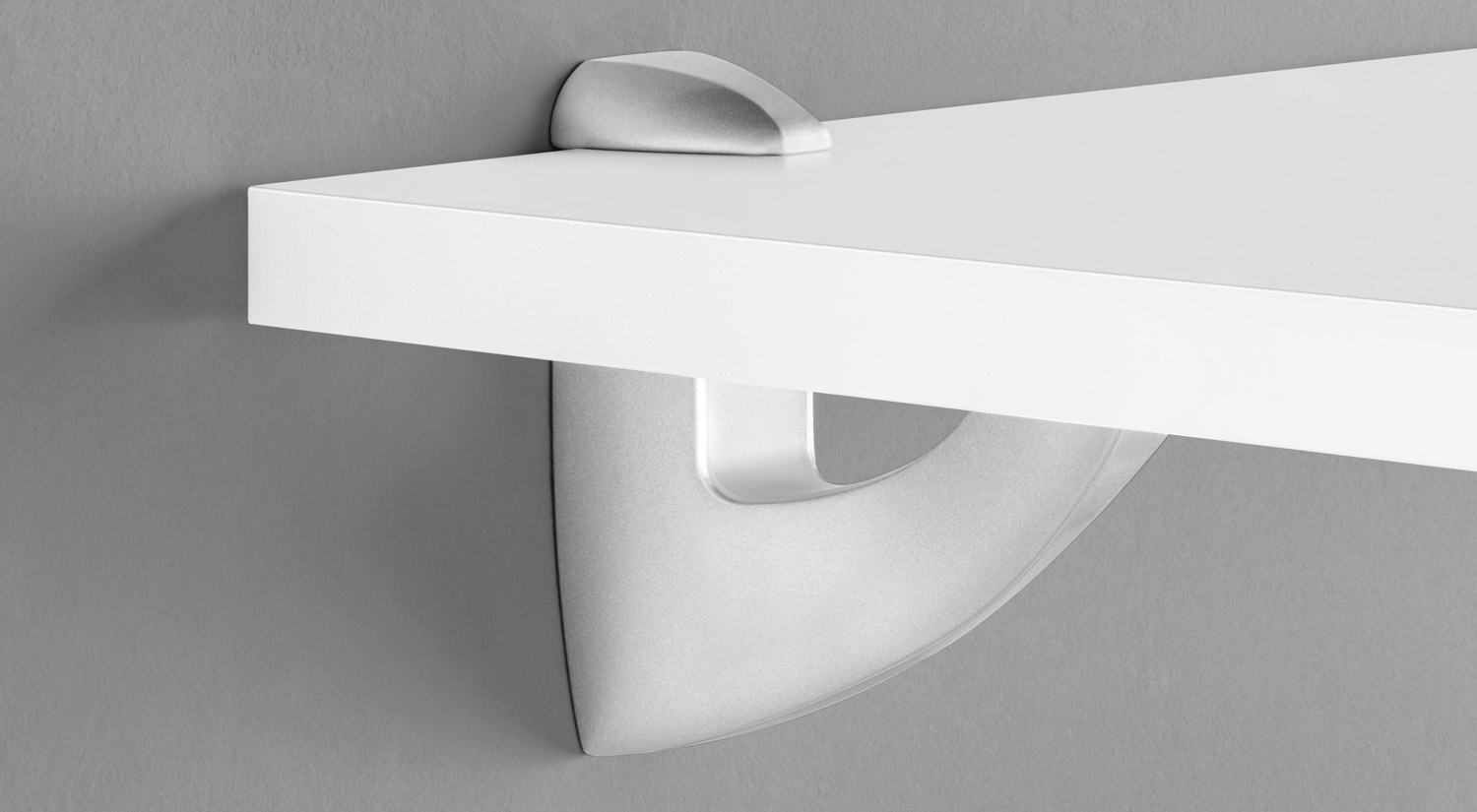 Support étagère - Équerre de fixation SCOOP argentée avec une planche murale