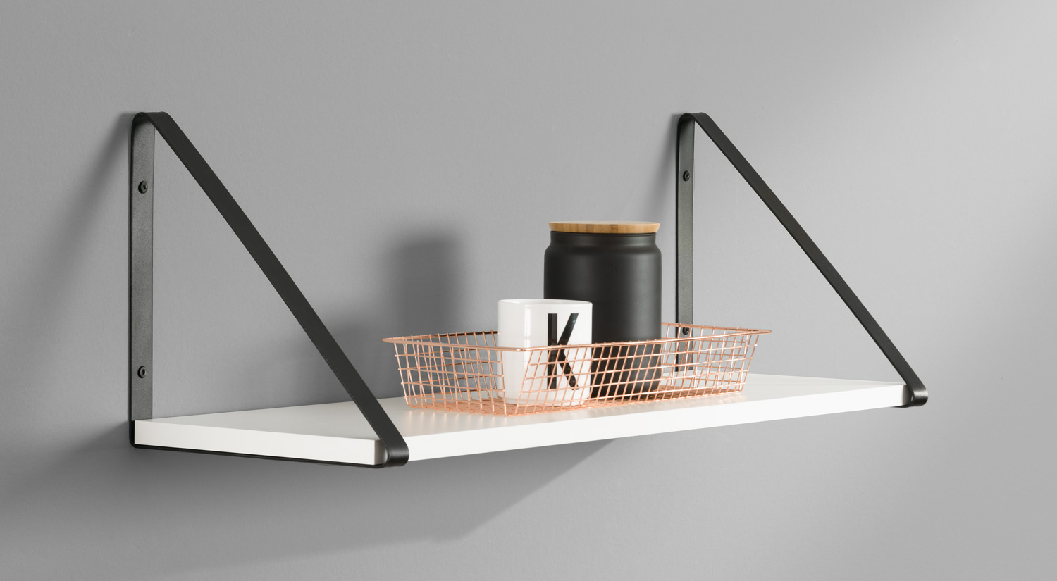 Planche étagère - Etagère sur mesure avec cornière BERMUDA métal noir dans le salon