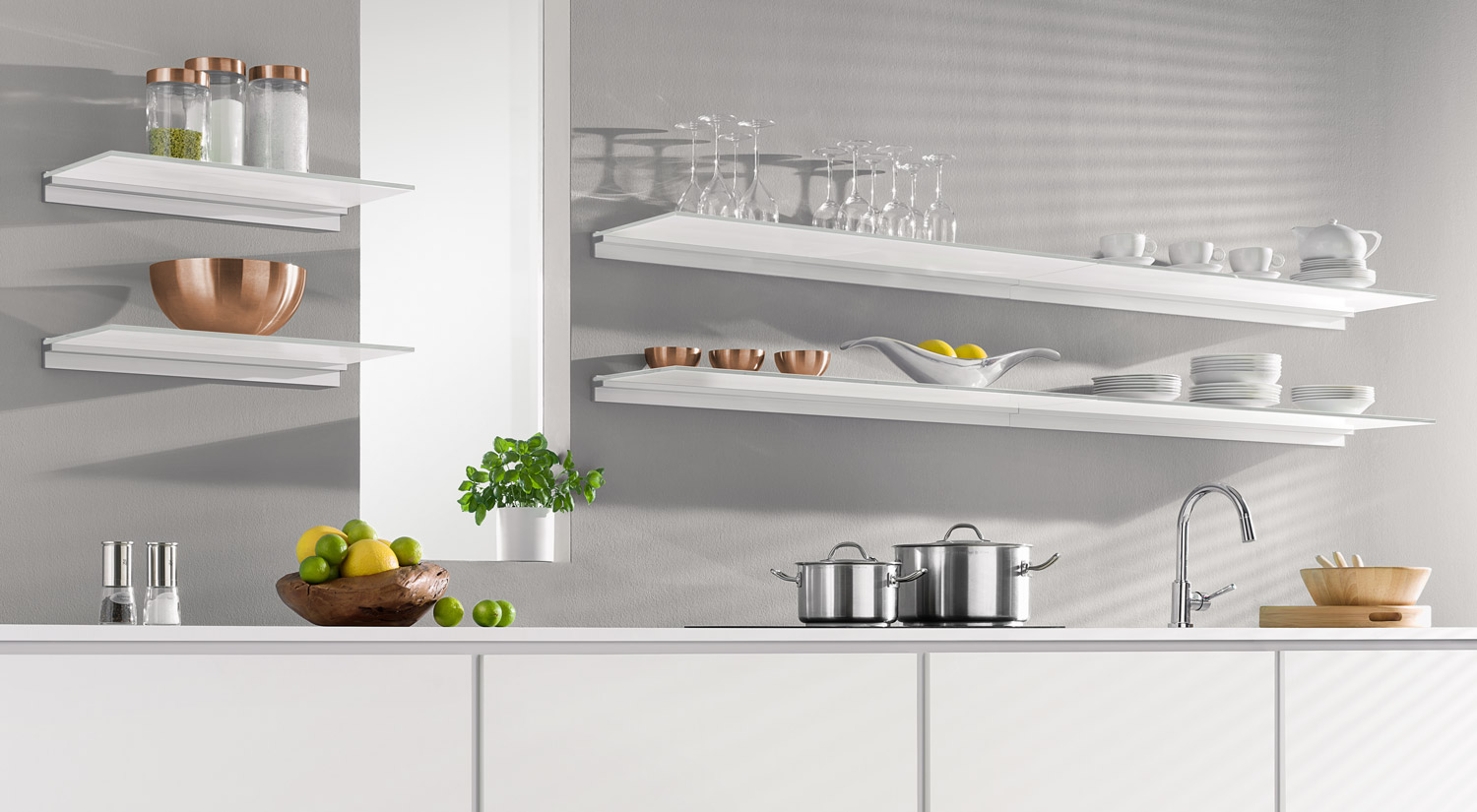 Tablettes en verre - MAXI avec support d´étagère en verre CUBE dans la cuisine