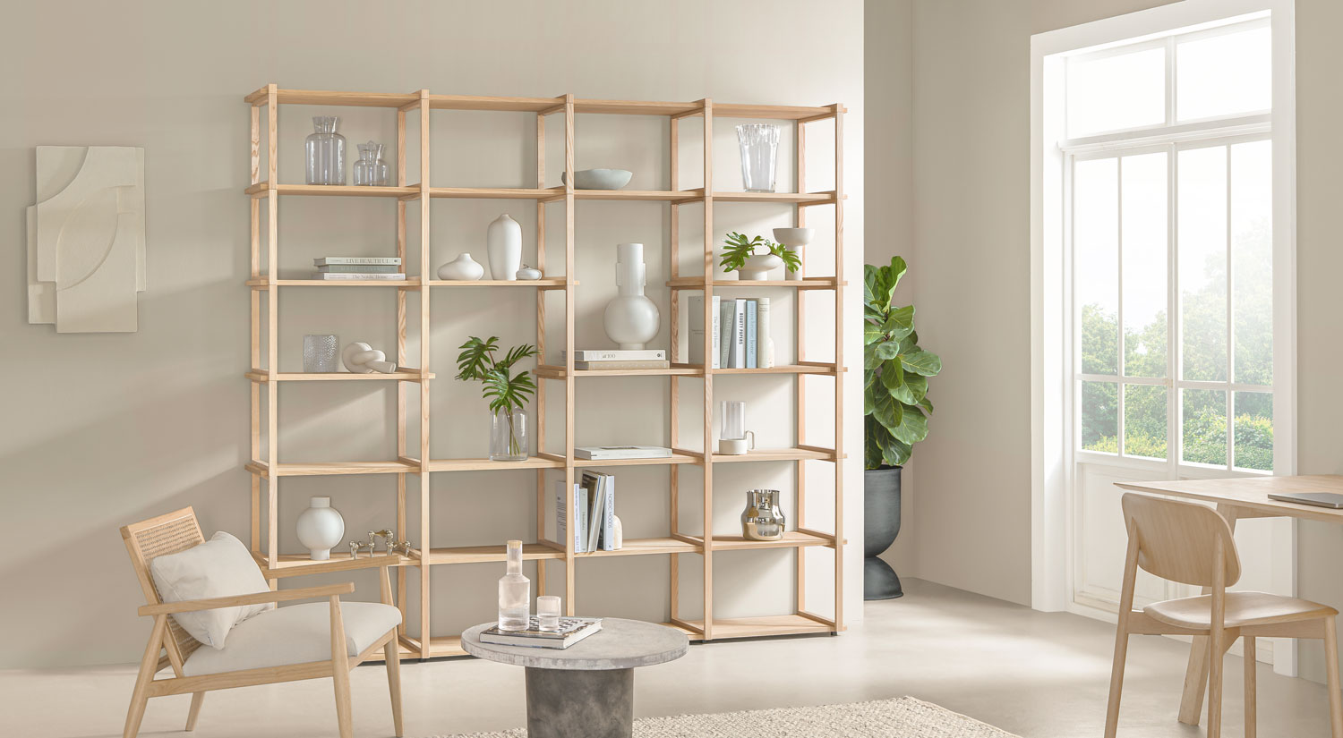 Étagère sur pied bois AIKO - étagère modulaire en bois dans le salon