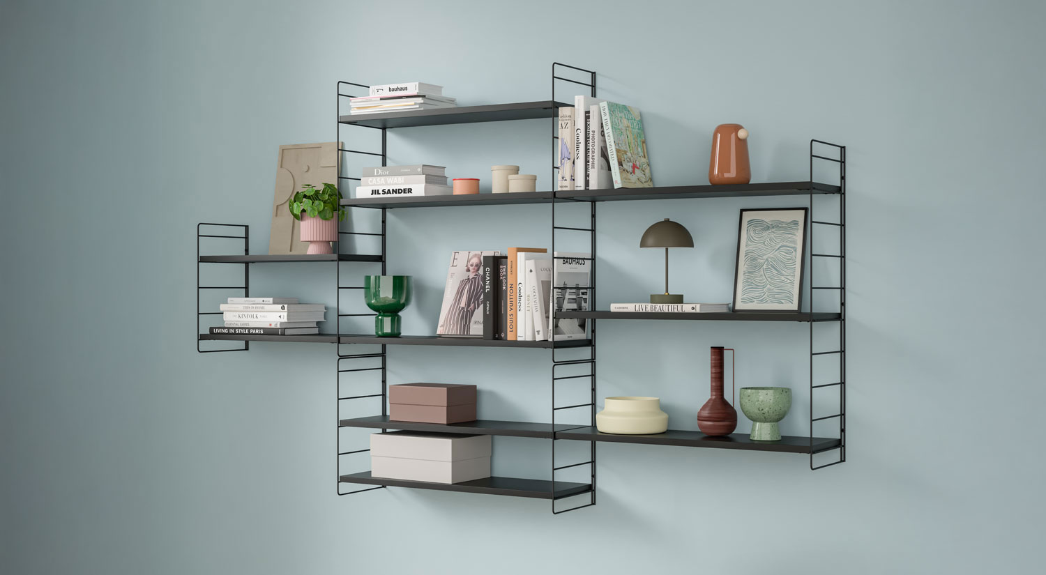 Étagère métal modulable - STEP comme étagère murale noire dans le salon