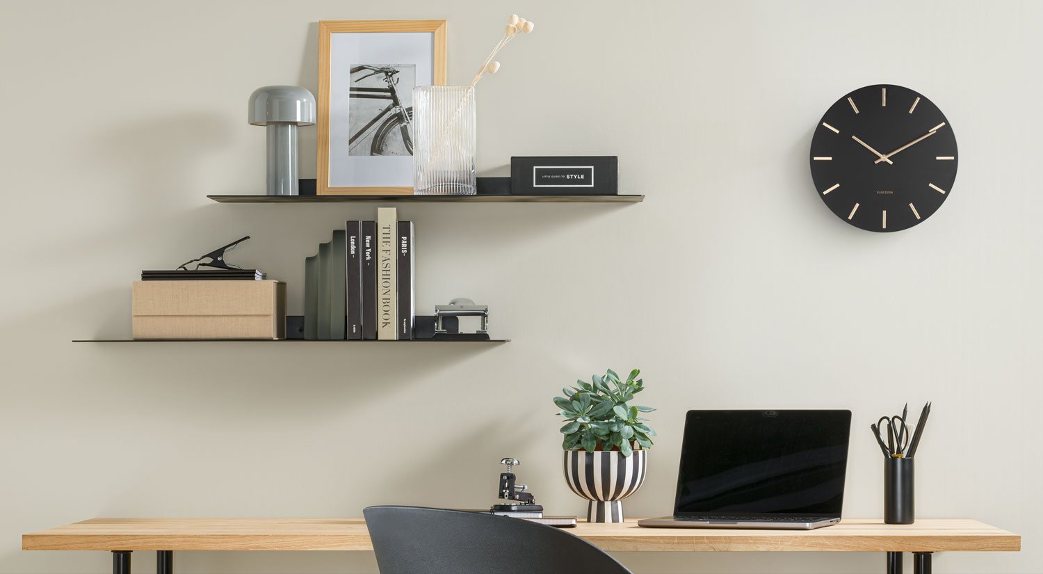 Étagère murale métal noir - KATANA au bureau