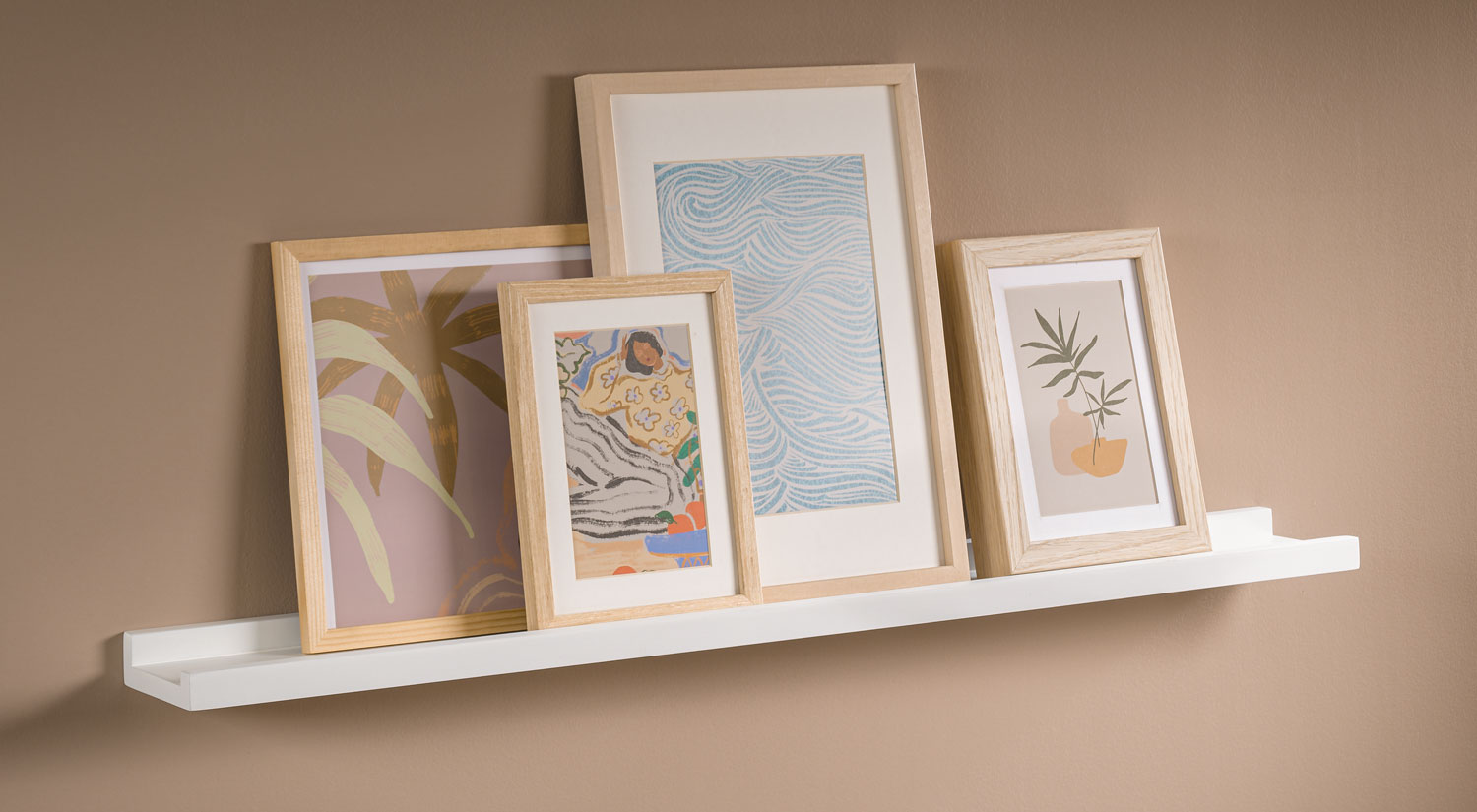 Étagère pour cadre - BORDER en blanc dans le salon