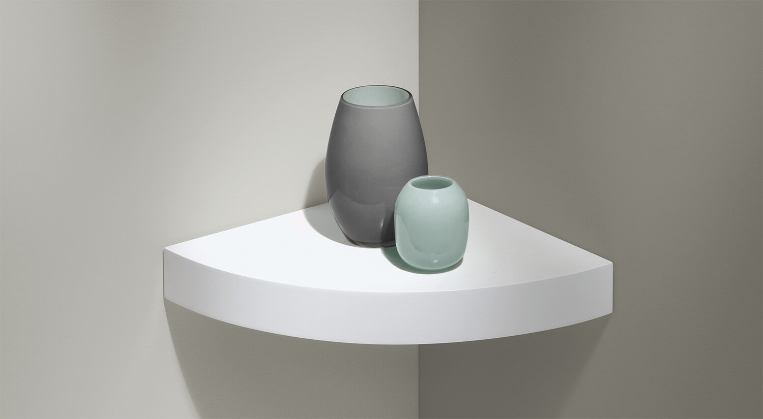 Découvrez BOY CORNER Étagère d'angle - BOY CORNER etagere angle blanche avec deux vases dans le salon