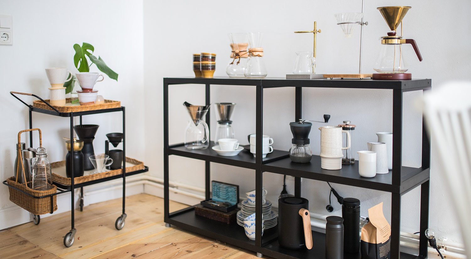 MAXX M étagère en métal comme bar à café