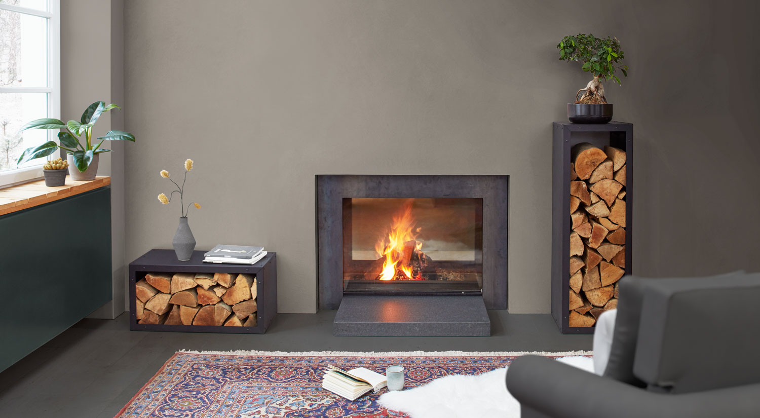 Range bûche - FIREWOOD porte buche acier devant la cheminée 