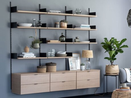 Wandschienen Regal ON-WALL eiche/schwarz im Wohnzimmer