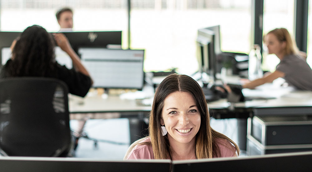Freundliche Kundenberatung am Computer 