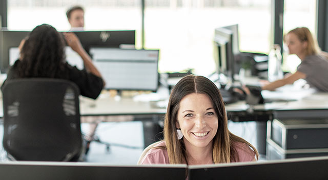 Freundliche Kundenberatung am Computer 