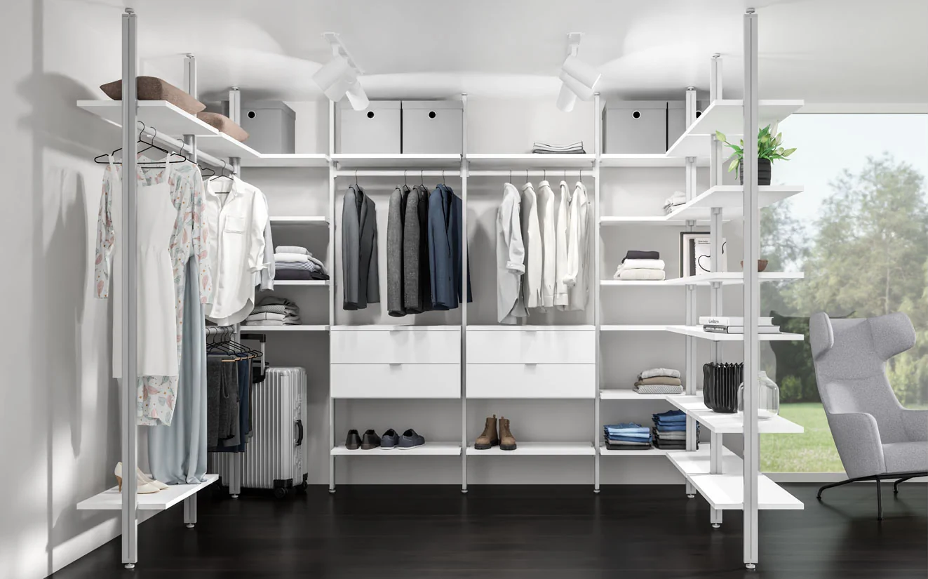 Begehbarer Kleiderschrank mit Eckregalen in weiß/silber Begehbarer Kleiderschrank mit Eckregalen in weiß/silber