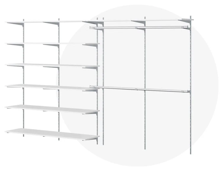 Schranksystem mit 2 Spalten weißer Holzböden und 2 Spalten Kleiderstangen sowie Metallstreben zur Wandmontage