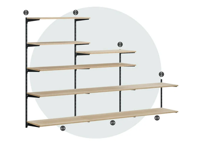 Stufenregal Wandfixiert mit schwarzen Lochleisten und Holzböden mit Eicheoptik