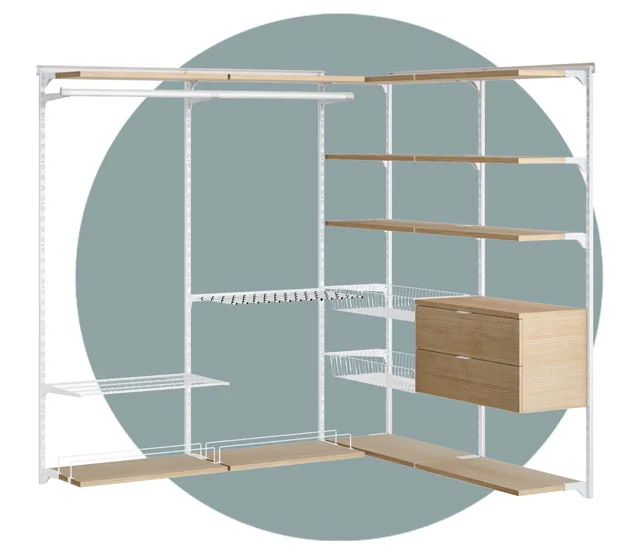 Ein Eckregalsystem mit weißen Metallleisten, Drahtkörben und Kleiderstangen sowie Holzböden und Schubladenelementen in Eicheoptik.