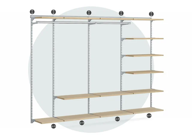Wandmontiertes Regalsystem mit Kleiderstangen und Holzböden montiert auf graue Lochleisten aus Metall