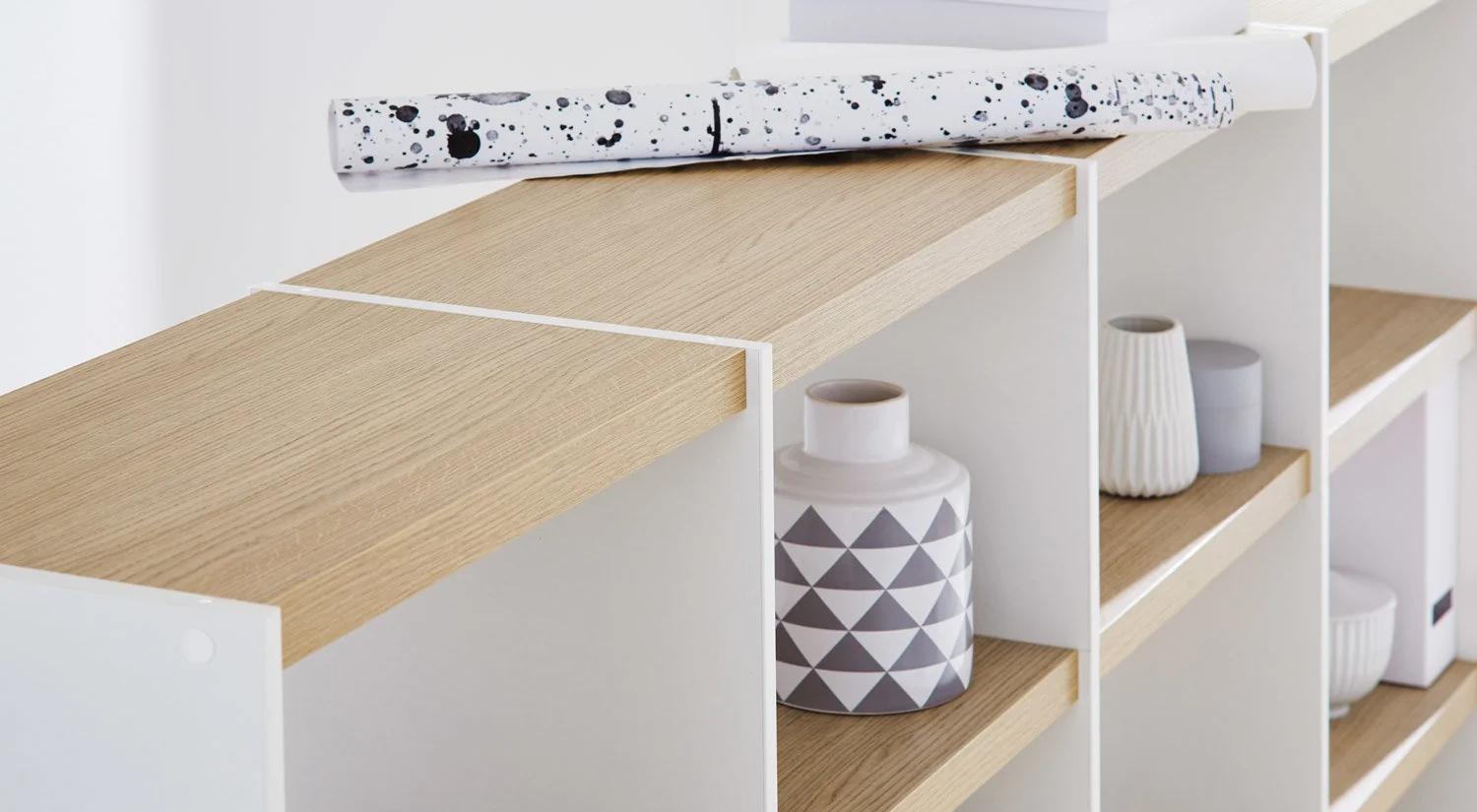 Book Storage YOMO - shelf boards in white/oak mix detail