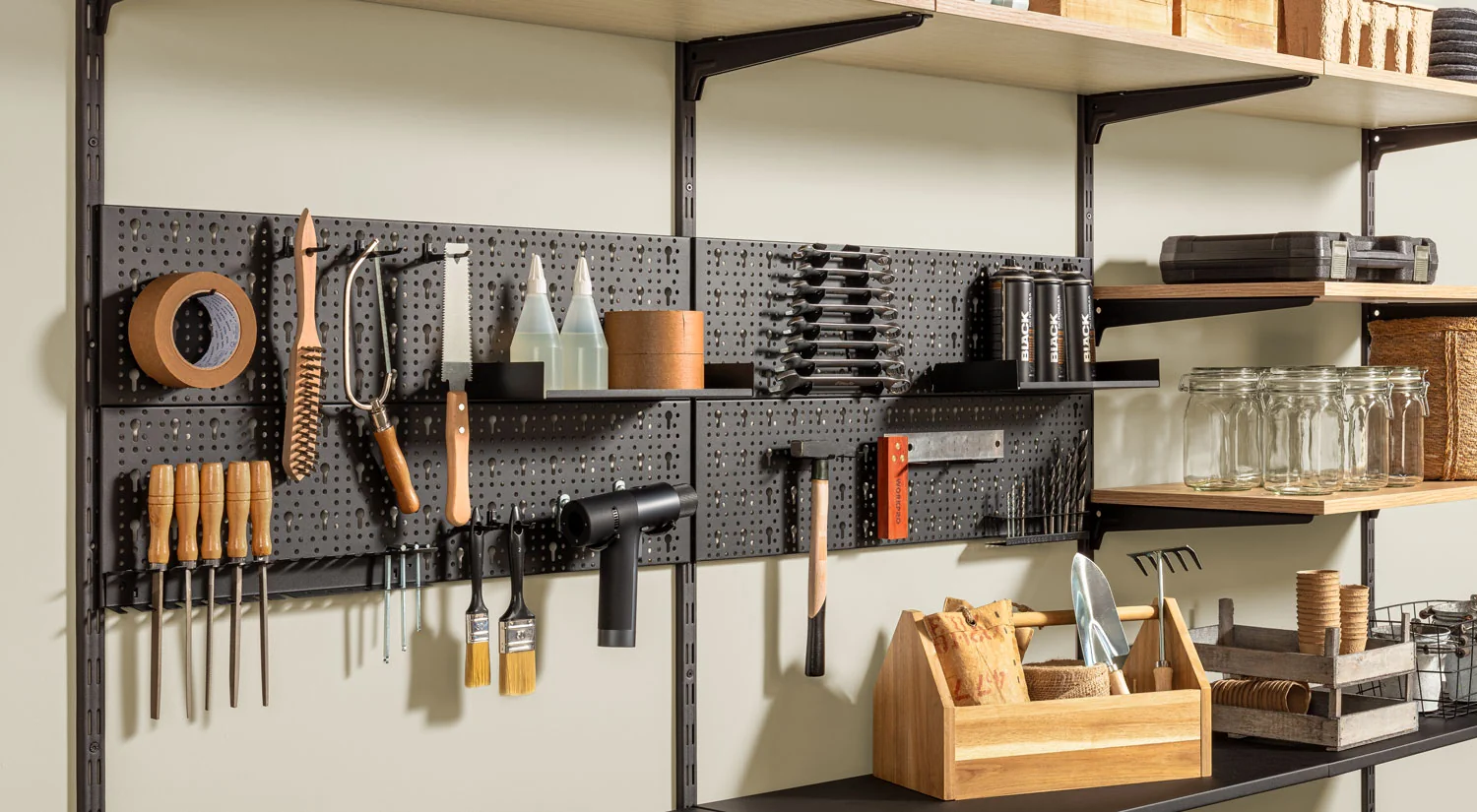 Panneau porte outils dans le système d'étagères P-SLOT