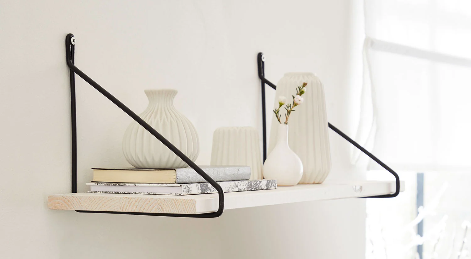 Étagère suspendue - VINTAGE+FIL pin blanc / console métallique noire