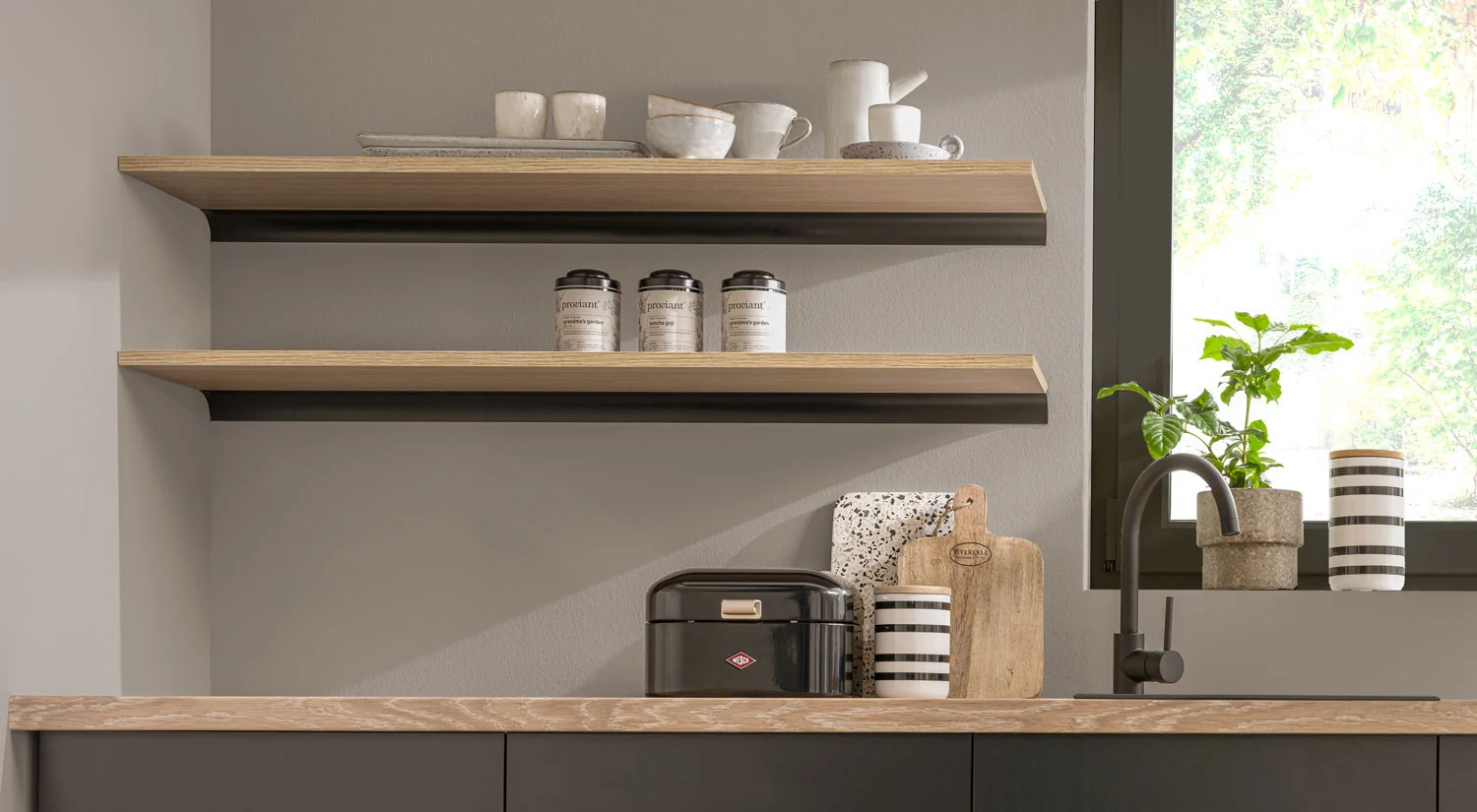 Tablette murale chêne - BOARD+RAIL étagère sur mesure au-dessus du coin cuisine