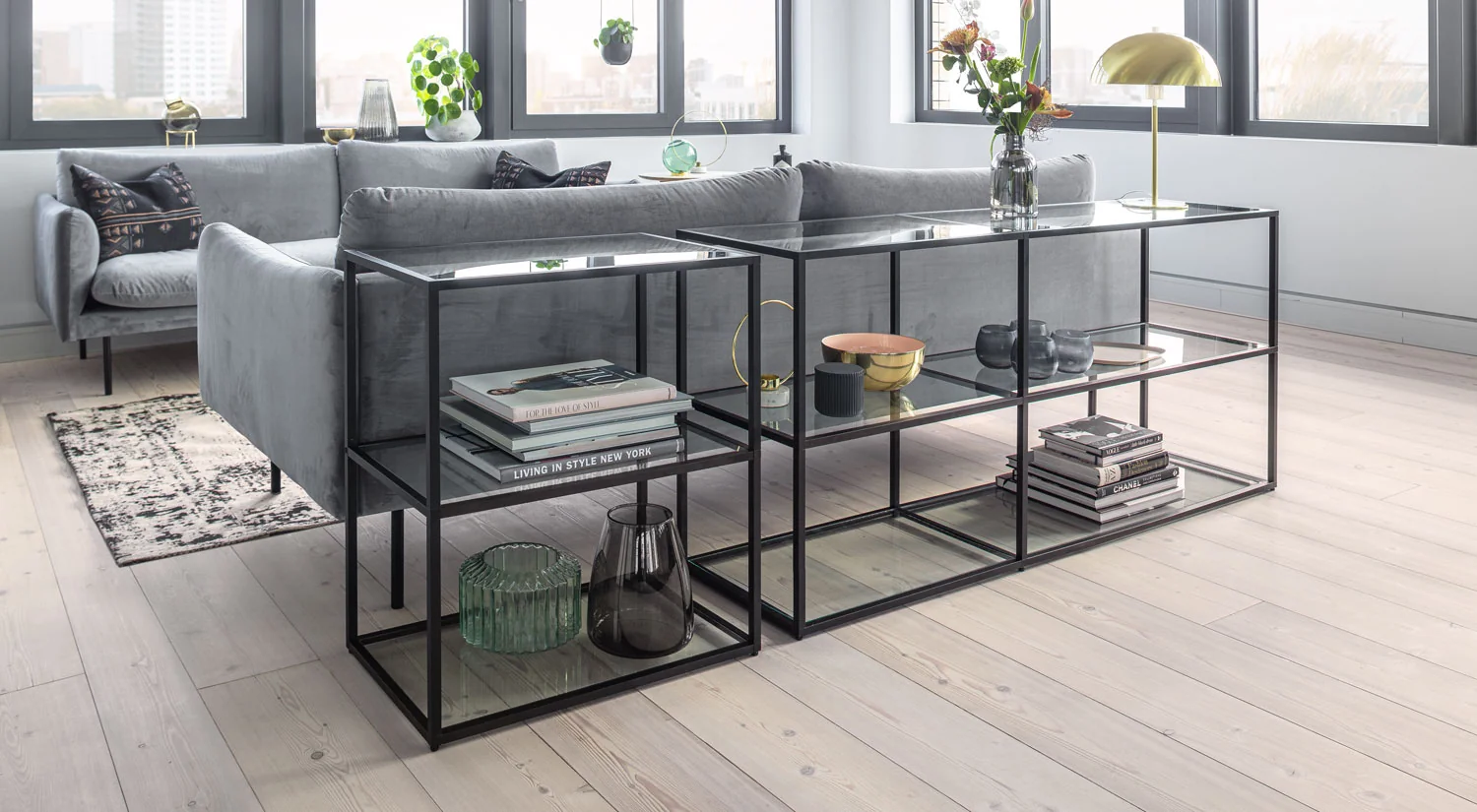 Metallregal schwarz - LIUM Regal Industrial mit Glasböden im Wohnzimmer