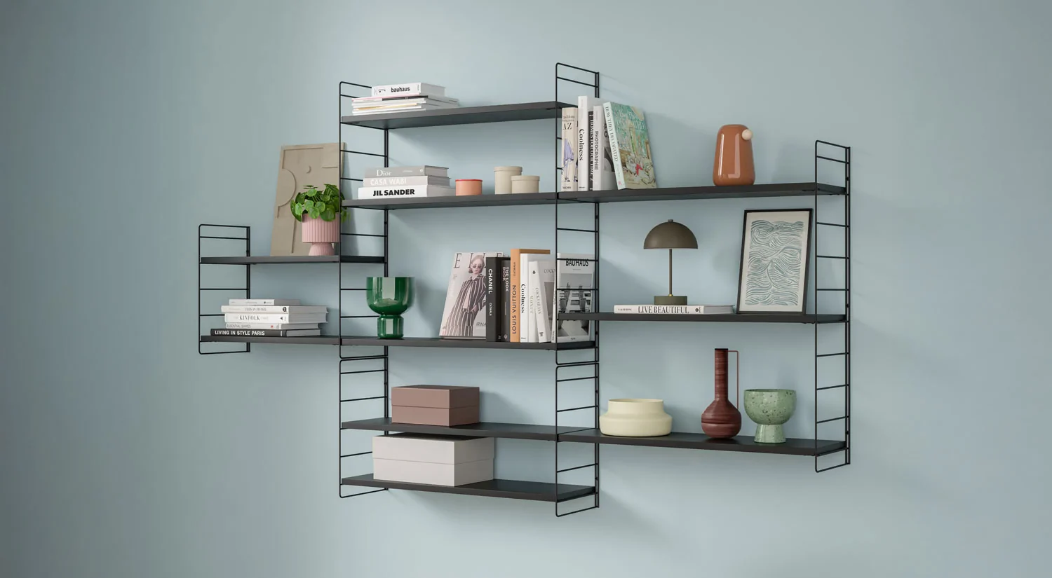 Modulares Regalsystem Metall - STEP als schwarzes Wandregal im Wohnzimmer