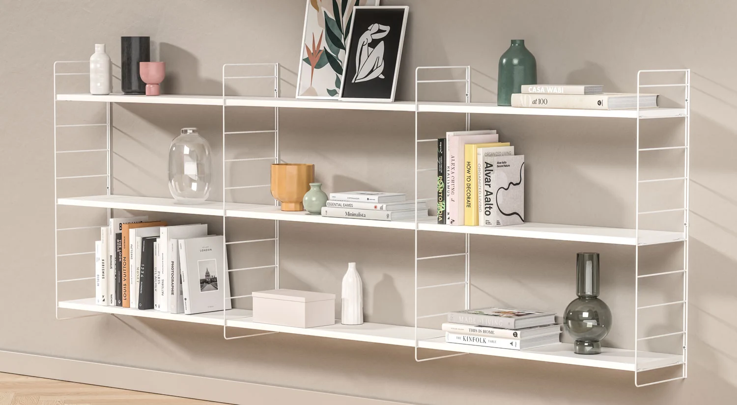 Hängeregalsystem STEP - Regal hängend weiß mit Vasen und Büchern